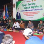 Bupati Mojokerto Ikfina Fahmawati ngopi bareng pemuda karang taruna di Kecamatan Ngoro, Rabu (5/6/2024) malam.