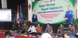 Bupati Mojokerto Ikfina Fahmawati ngopi bareng pemuda karang taruna di Kecamatan Ngoro, Rabu (5/6/2024) malam.