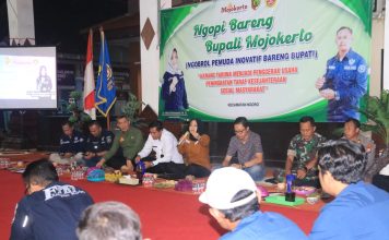 Bupati Mojokerto Ikfina Fahmawati ngopi bareng pemuda karang taruna di Kecamatan Ngoro, Rabu (5/6/2024) malam.