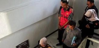 Dua terdakwa kasus pungli di Sidoarjo.