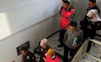Dua terdakwa kasus pungli di Sidoarjo.