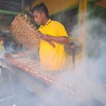 Pekerja membakar sate tugu penceng Jombang. IM.com/Karimatul Maslahah/