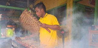 Pekerja membakar sate tugu penceng Jombang. IM.com/Karimatul Maslahah/