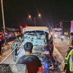 Petugas saat melakukan evakuasi korban laka di jalan raya Gambiran, Mojoagung, Jombang. IM.com/Karimatul Maslahah/