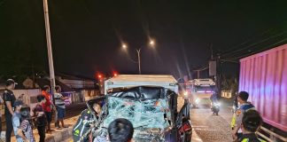 Petugas saat melakukan evakuasi korban laka di jalan raya Gambiran, Mojoagung, Jombang. IM.com/Karimatul Maslahah/