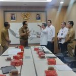 Mas Pj, sapaan akrab Ali Kuncoro menyerahkan rekomendasi pencabutan izin toko minol kepada Direktur Jenderal Perdagangan Dalam Negeri (PDN), Isy Karim di Jakarta pada Senin (10/6/2024).