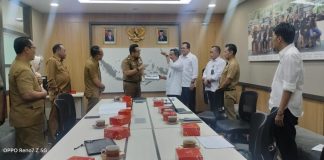 Mas Pj, sapaan akrab Ali Kuncoro menyerahkan rekomendasi pencabutan izin toko minol kepada Direktur Jenderal Perdagangan Dalam Negeri (PDN), Isy Karim di Jakarta pada Senin (10/6/2024).