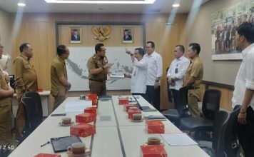 Mas Pj, sapaan akrab Ali Kuncoro menyerahkan rekomendasi pencabutan izin toko minol kepada Direktur Jenderal Perdagangan Dalam Negeri (PDN), Isy Karim di Jakarta pada Senin (10/6/2024).