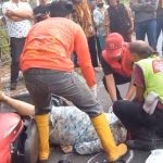 Petugas mengevakuasi korban kecelakaan di Mojokerto, Selasa (11/6/2024).