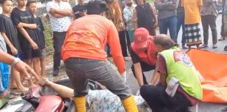 Petugas mengevakuasi korban kecelakaan di Mojokerto, Selasa (11/6/2024).