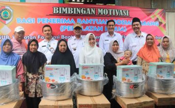 Bupati Mojokerto Ikfina Fahmawati (tengah) menyerahkan bantuan usaha tata boga ke KPM di desa Mojodadi Kecamatan Kemlagi.