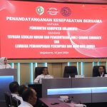 Bupati Mojokerto Ikfina Fahmawati (kiri) memberikan sambutan saat MoU dengan yayasan Jimly Cabang Surabaya dan Lembaga Pendampingan Perempuan dan Anak Bina Annisa.