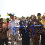 Bupati Mojokerto Ikfina Fahmawati meresmikan kolam renang di desa Mlaten, Kecamatan Puri.