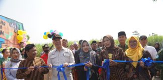 Bupati Mojokerto Ikfina Fahmawati meresmikan kolam renang di desa Mlaten, Kecamatan Puri.