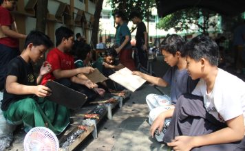 Tradisi bakar sate santri Tebuireng Jombang, Senin (17/6/2024). IM.com/Karimatul Maslahah/