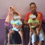 Bocah kembar yang mengidap penyakit langka xeroderma pigmentosum bersama orangtuanya di Dusun Kemiri, Desa Kedungsari, Kecamatan Kemlagi, Kabupaten Mojokerto, Rabu (19/6/2024). IM.com/Erik/