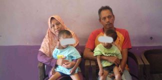 Bocah kembar yang mengidap penyakit langka xeroderma pigmentosum bersama orangtuanya di Dusun Kemiri, Desa Kedungsari, Kecamatan Kemlagi, Kabupaten Mojokerto, Rabu (19/6/2024). IM.com/Erik/