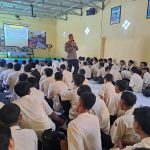 Kapolsek Diwek, Iptu Edy Widoyono saat melakukan hipnoterapi siswa SMK Sultan Agung 1 Tebuireng.