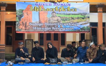 Bupati Mojokerto, Ikfina Fahmawati menghadiri dialog budaya bersama forum komunikasi lintas pelaku dan pemerhati budaya Mojokerto yang berlangsung di balai Desa Pandankrajan, Kecamatan Kemlagi, pada Rabu (19/6/2024).