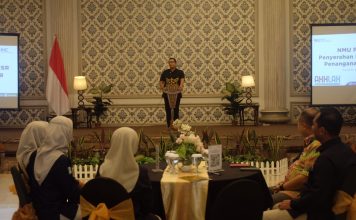 Pj Wali Kota Mojokerto M Ali Kuncoro memberikan sambutan saat acara penyerahan bantuan CSR penanganan stunting. IM.com/Erik/