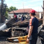 Kebakaran rumah dan gudang rongsokan di Dawarblandong, Kabupaten Mojokerto, Rabu (26/6/2024).