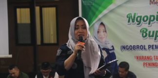 Bupati Mojokerto Ikfina Fahmawati saat ngobrol pintar dengan karang taruna se Kecamatan Sooko.