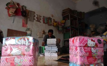 Berkah Tahun Ajaran Baru Bagi Perajin Tas Sekolah di Jombang Karyawan Adi Harsono saat membuat pouch pensil di Desa Rejoslamet, Kecamatan Mojowarno, Jombang. IM.com/Karimatul Maslahah/