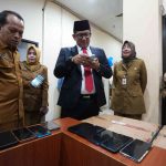 Pj Wali Kota Mojokerto M Ali Kuncoro memeriksa ponsel ASN saat sidak judi online.