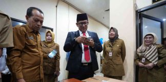 Pj Wali Kota Mojokerto M Ali Kuncoro memeriksa ponsel ASN saat sidak judi online.