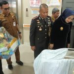 Kapolres Mojokerto AKBP Ihram Kustarto bersama Ketua Cabang Bhayangkari Mojokerto memberi bingkisan ke orang tua bayi yang lahir di hari Bhayangkara.