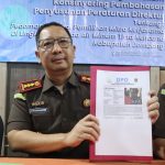 Kepala Kejaksaan Negeri Jombang, Agus Chandra menunjukkan DPO tersangka kasus dugaan korupsi dana hibah pembangunan rabat beton. IM.com/Karimatul Maslahah/