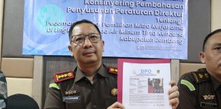 Kepala Kejaksaan Negeri Jombang, Agus Chandra menunjukkan DPO tersangka kasus dugaan korupsi dana hibah pembangunan rabat beton. IM.com/Karimatul Maslahah/