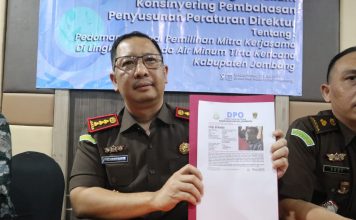 Kepala Kejaksaan Negeri Jombang, Agus Chandra menunjukkan DPO tersangka kasus dugaan korupsi dana hibah pembangunan rabat beton. IM.com/Karimatul Maslahah/
