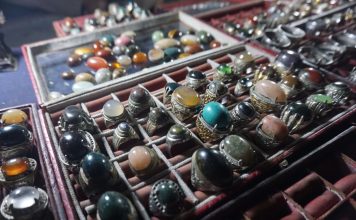 Batu akik yang dijual di Jalan Karyawan Kota Mojokerto. IM.com/Erik/