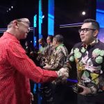 Pj Wali Kota Mojokerto M Ali Kuncoro saat menerima Anugerah Merdeka Belajar 2024.