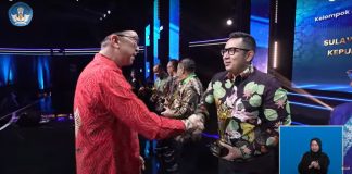 Pj Wali Kota Mojokerto M Ali Kuncoro saat menerima Anugerah Merdeka Belajar 2024.