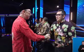 Pemkot Mojokerto Terima Anugerah Merdeka Belajar 2024 Kategori Transformasi Pembelajaran dari Kemendikbudristek Pj Wali Kota Mojokerto M Ali Kuncoro saat menerima Anugerah Merdeka Belajar 2024.