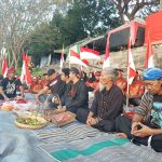 Para anggota Yayasan Jogo Brantas saat berdoa bersama sebelum melaksanakan larung sesaji di tengah Sungai Brantas, Sabtu (6/7/2024). IM.com/Tyan/