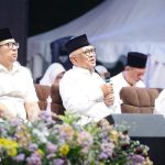 Pj Wali Kota Mojokerto (kiri) bersama KH Mustofa Bisri saat pengajian menyambut tahun baru Hijriah di GOR Majapahit, Sabtu (6/7/2024) malam. IM.com/Prayogi Waluyo/