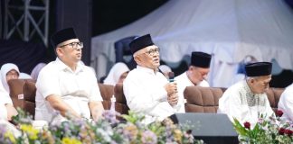 Pj Wali Kota Mojokerto (kiri) bersama KH Mustofa Bisri saat pengajian menyambut tahun baru Hijriah di GOR Majapahit, Sabtu (6/7/2024) malam. IM.com/Prayogi Waluyo/