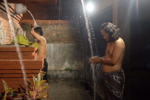 Penggiat budaya melakukan pembersihan diri di malam satu Suro. IM.com/Erik/