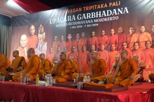 21 biku dan bikuni Sangha Agung Indonesia di Wihara Buddhayana Mojokerto. IM.com/Erik/