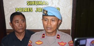 Kasi Propam Polres Jombang M Teguh saat dimintai keterangan. IM.com/Karimatul Maslahah/