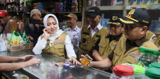 Bupati Mojokerto Ikfina Fahmawati (kiri) bersama Kepala Kantor Pengawasan dan Pelayanan Bea dan Cukai (KPPBC) Tipe Madya Pabean B Sidoarjo Rudy Hery Kurniawan, dan Kajari Kabupaten Mojokerto Endang Tirtana saat sidak rokok ilegal di pasar Dlanggu, Rabu (10/7/2024). IM.com/Kominfo Kab Mojokerto/