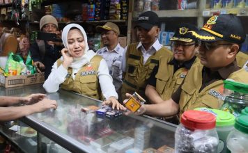 Perangi Rokok Ilegal, Pemkab Mojokerto dan KPPBC Razia Kios di Pasar Dlanggu Bupati Mojokerto Ikfina Fahmawati (kiri) bersama Kepala Kantor Pengawasan dan Pelayanan Bea dan Cukai (KPPBC) Tipe Madya Pabean B Sidoarjo Rudy Hery Kurniawan, dan Kajari Kabupaten Mojokerto Endang Tirtana saat sidak rokok ilegal di pasar Dlanggu, Rabu (10/7/2024). IM.com/Kominfo Kab Mojokerto/