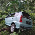 Kondisi mobil Avanza yang ditumpangi rombongan satu keluarga asal Surabaya terjun ke jalur turunan Sendi Pacet Mojokerto, Rabu (10/7/2024). IM.com/Erik/