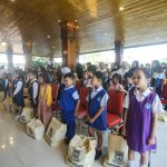 Siswa baru menerima perlengkapan sekolah gratis dari Pemkot Mojokerto.