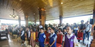 Siswa baru menerima perlengkapan sekolah gratis dari Pemkot Mojokerto.