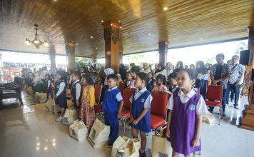 Sumringah, Ribuan Siswa Baru di Kota Mojokerto Dapat Perlengkapan Sekolah Gratis dari Pemkot Siswa baru menerima perlengkapan sekolah gratis dari Pemkot Mojokerto.