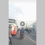 Tangkapan layar dua pemuda hadang bus Harapan Jaya di jalan raya Balongbesuk, Diwek, Jombang, Kamis (11/7/2024).